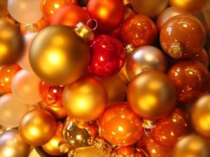 Use plastic containers to pack your Christmas decoration