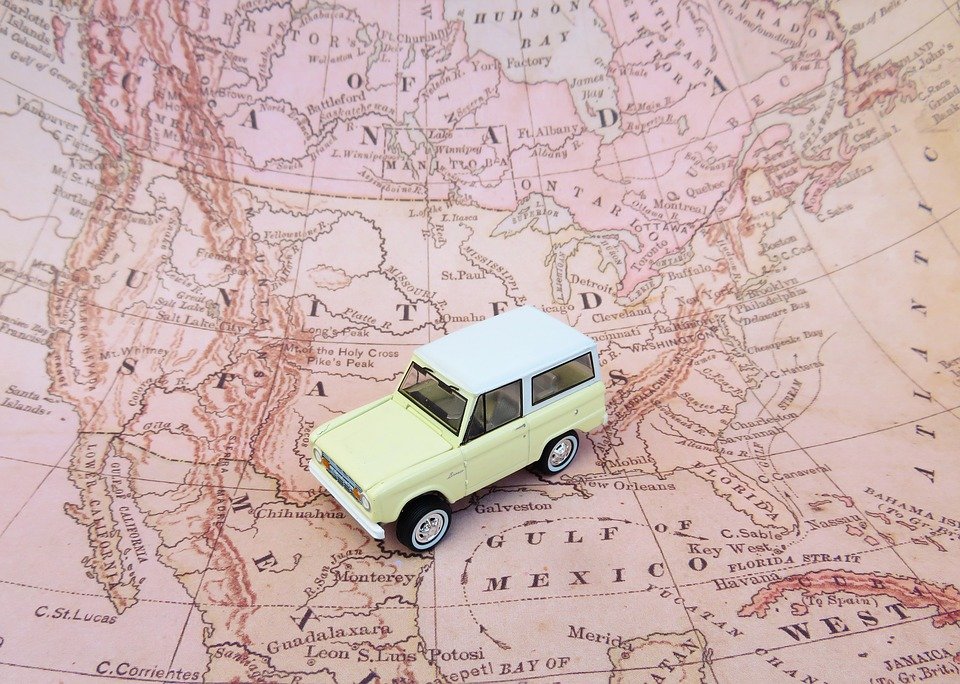 A model of a car on a map of the US.