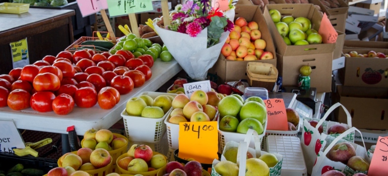 fruits and vegetables on a market, how to they contribute to the cost of living in Los Angeles?