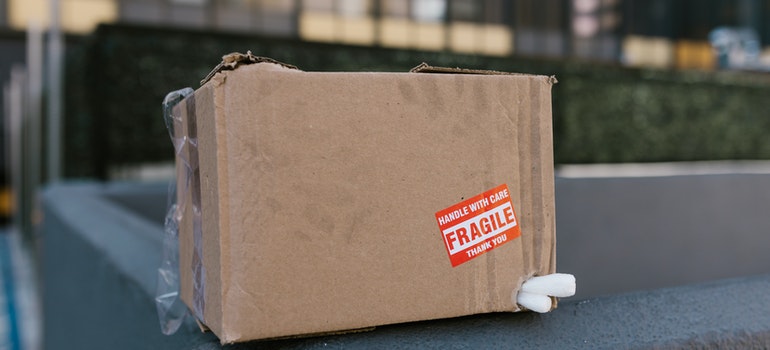 A picture of a box labelled fragile 